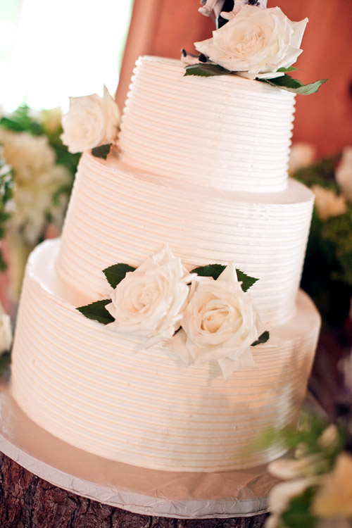 Rustic outdoor New Hampshire barn wedding - photo by Emily Delamater Photography | via junebugweddings.com Rustic outdoor New Hampshire barn wedding - photo by Emily Delamater Photography | via junebugweddings.com