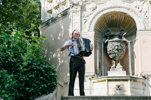 intimate destination wedding in Paris, photo by Ophelia and Romeo Photographers | via junebugweddings.com intimate destination wedding in Paris, photo by Ophelia and Romeo Photographers | via junebugweddings.com