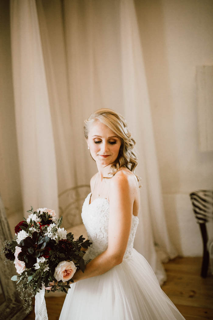 elegant-marsala-and-champagne-manitoba-wedding-at-the-rustic-wedding-barn-ariana-tennyson-photography-7