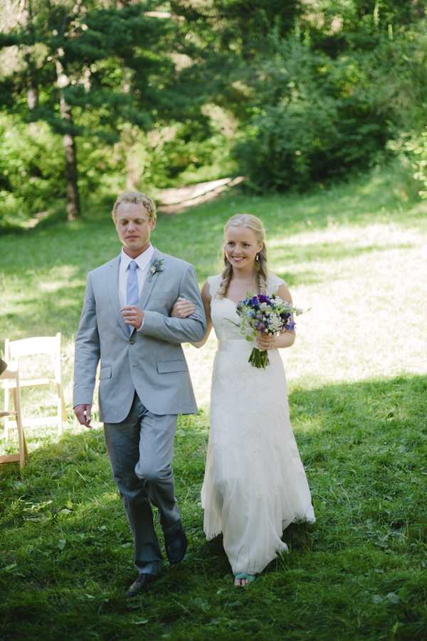 natural, outdoors wedding in Portland, Oregon at Hoyt Arboretum, wedding photo by Aaron Courter Photography | via junebugweddings.com natural, outdoors wedding in Portland, Oregon at Hoyt Arboretum, wedding photo by Aaron Courter Photography | via junebugweddings.com