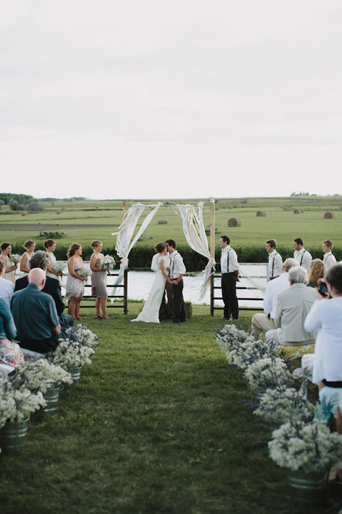 Vintage backyard farm wedding in South Dakota - photos by Bryan and Mae | via junebugweddings.com Vintage backyard farm wedding in South Dakota - photos by Bryan and Mae | via junebugweddings.com
