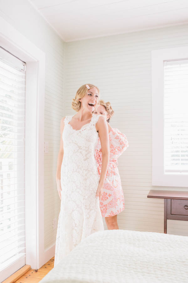 bride getting ready, photo by Chris Glenn | via junebugweddings.com bride getting ready, photo by Chris Glenn | via junebugweddings.com