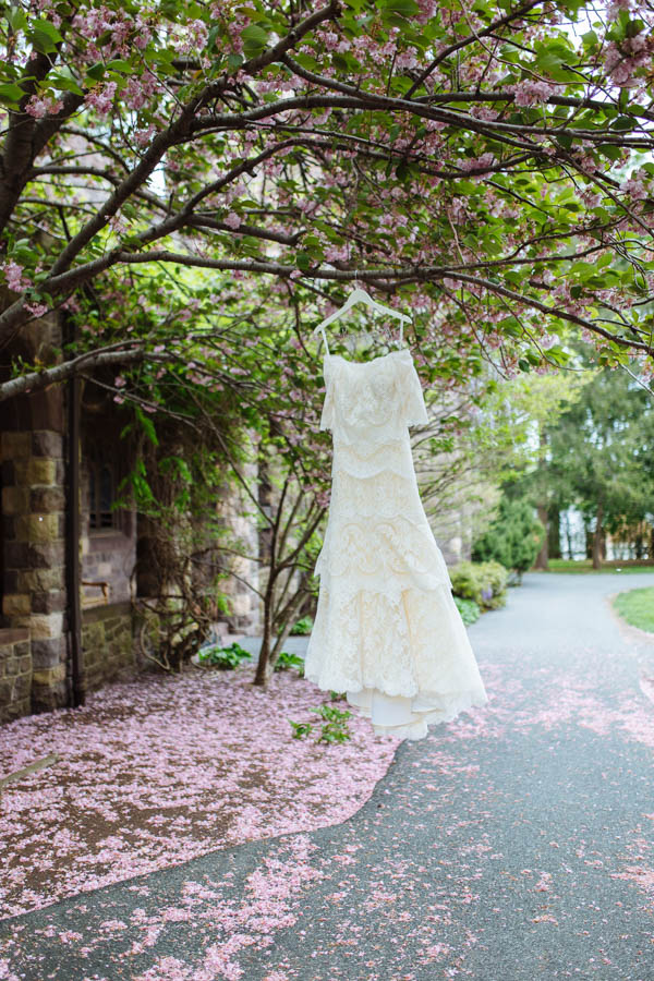 romantic country club wedding lace gown by Rivini, photo by Clay Austin Photography | via junebugweddings.com romantic country club wedding lace gown by Rivini, photo by Clay Austin Photography | via junebugweddings.com