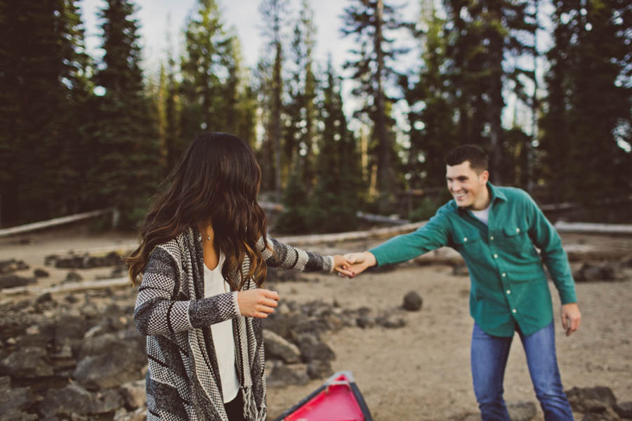 Mountain-Backdrop-Engagement-Photos-at-Sparks-Lake-Natalie-Puls-Photography-1