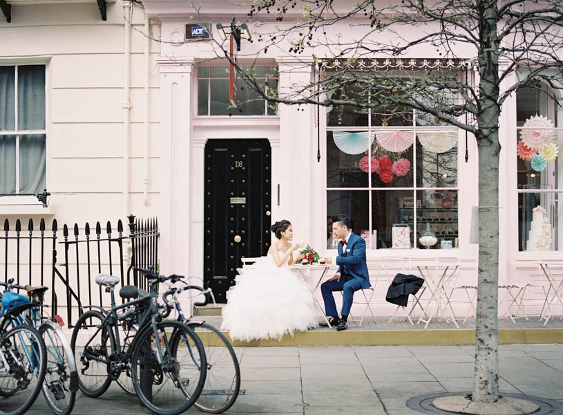 stunning-london-couple-portraits-and-engagement-ceremony-10