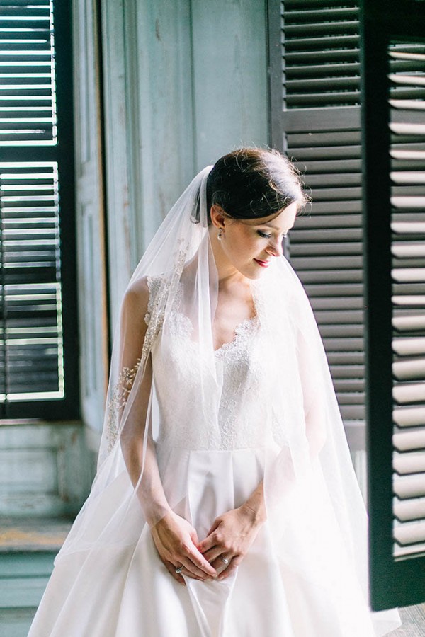 Elegant-Southern-Bridal-Portraits-at-Drayton-Hall-Catherine-Ann-Photography-18-of-27-600x900
